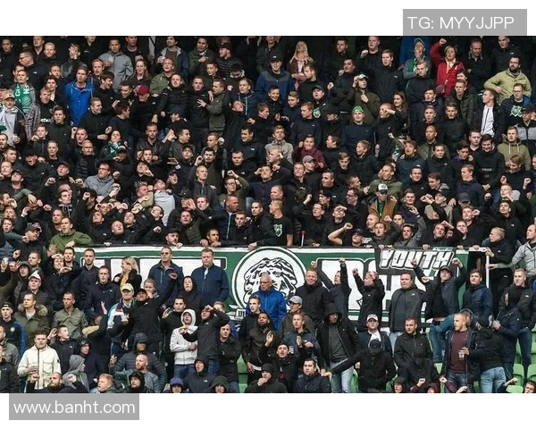 退役足球明星重聚合影展现昔日辉煌与友谊的永恒瞬间 退役足球明星重聚合影展现昔日辉煌与友谊的永恒瞬间