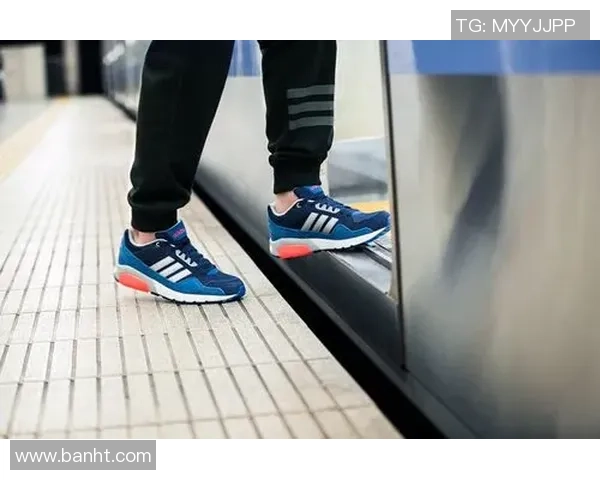 足球明星面具护脸新潮流引领时尚运动风尚助力球场表现提升