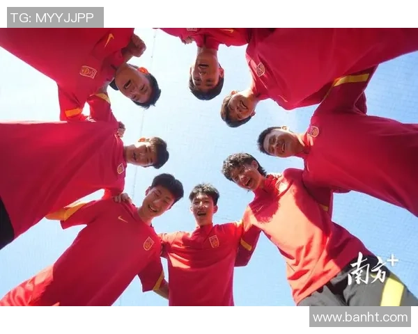 香港足球明星队齐聚一堂合影留念展现团结与激情的瞬间