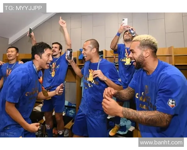 重庆足球队灵活性深度对比分析与战术演变探讨