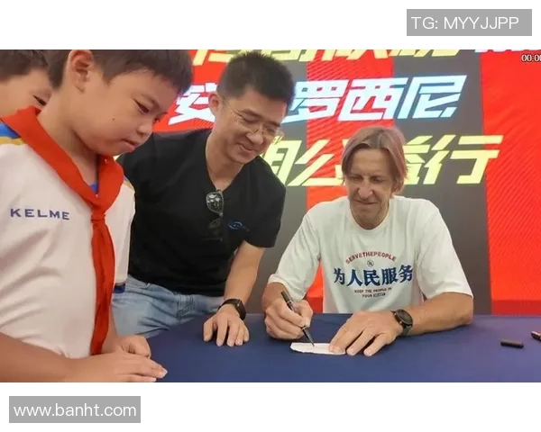 足球明星走进社区关爱困难家庭传递温暖与希望